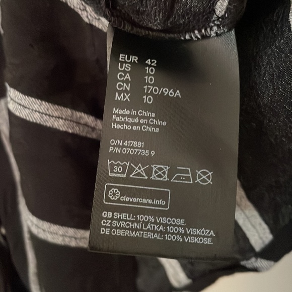 H&M Size 10 Black and White Striped Button Down V-Neck Peplum Blouse - Picture 5 of 5